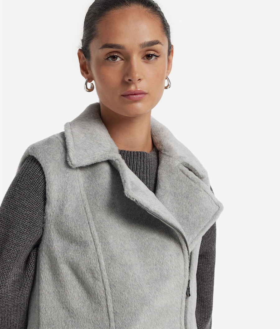Ärmellose bikerjacke im teddy-look