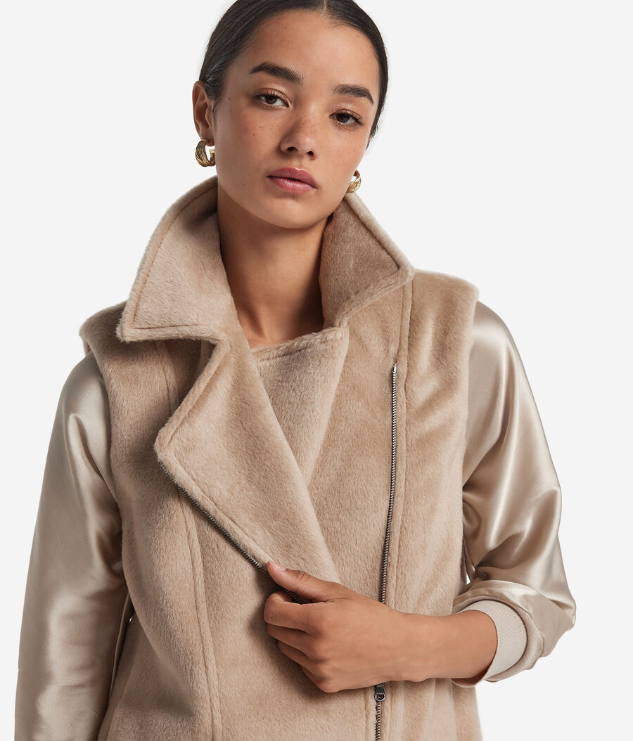 Ärmellose bikerjacke im teddy-look