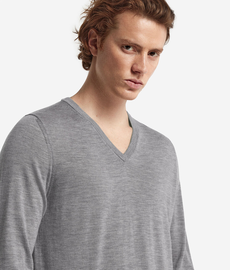 ultrafeiner kaschmirpullover mit v-ausschnitt