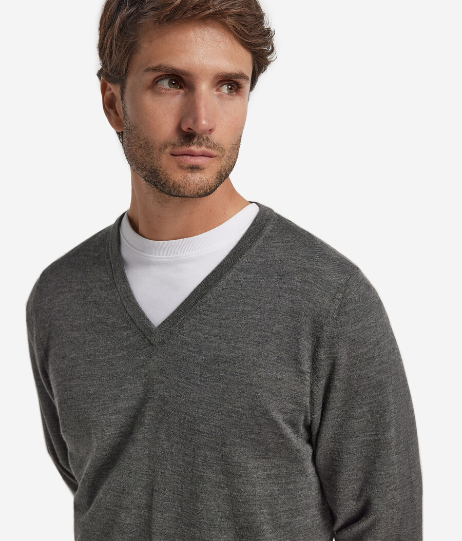 ultrafeiner kaschmirpullover mit v-ausschnitt