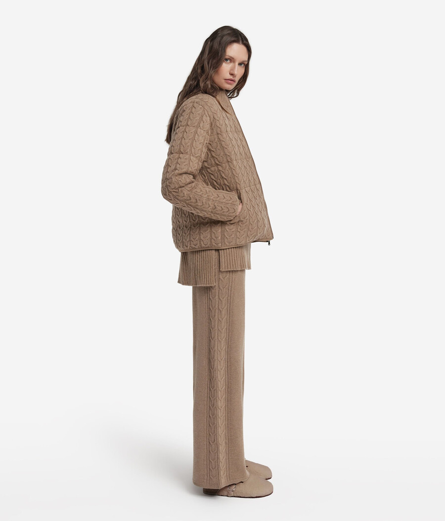 wendbare daunenjacke mit zopfmuster aus kaschmir und funktionsgewebe.