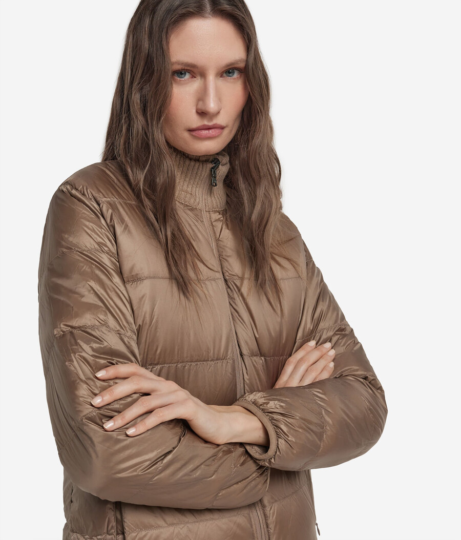 wendbare daunenjacke mit zopfmuster aus kaschmir und funktionsgewebe.