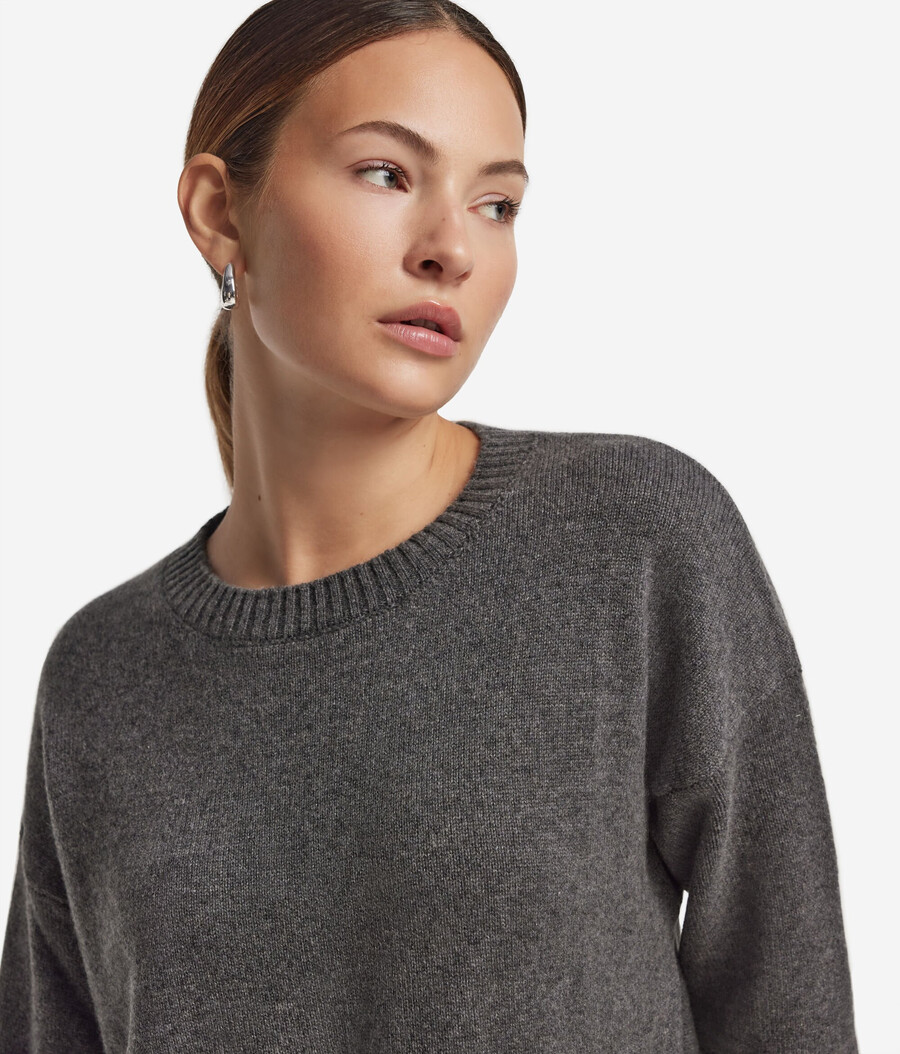ultraweicher kaschmirpullover mit rundhalsausschnitt und schlitzen