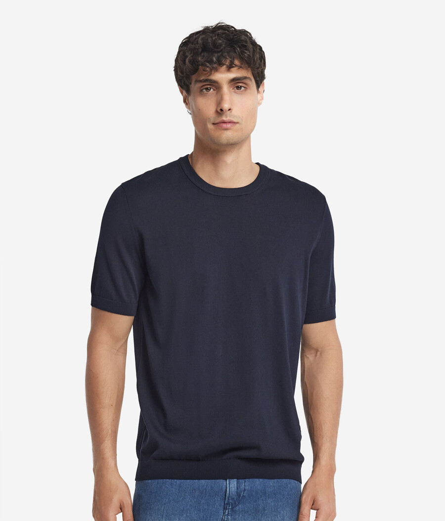 frisches baumwoll-t-shirt mit kurzen Ärmeln und rundhalsausschnitt