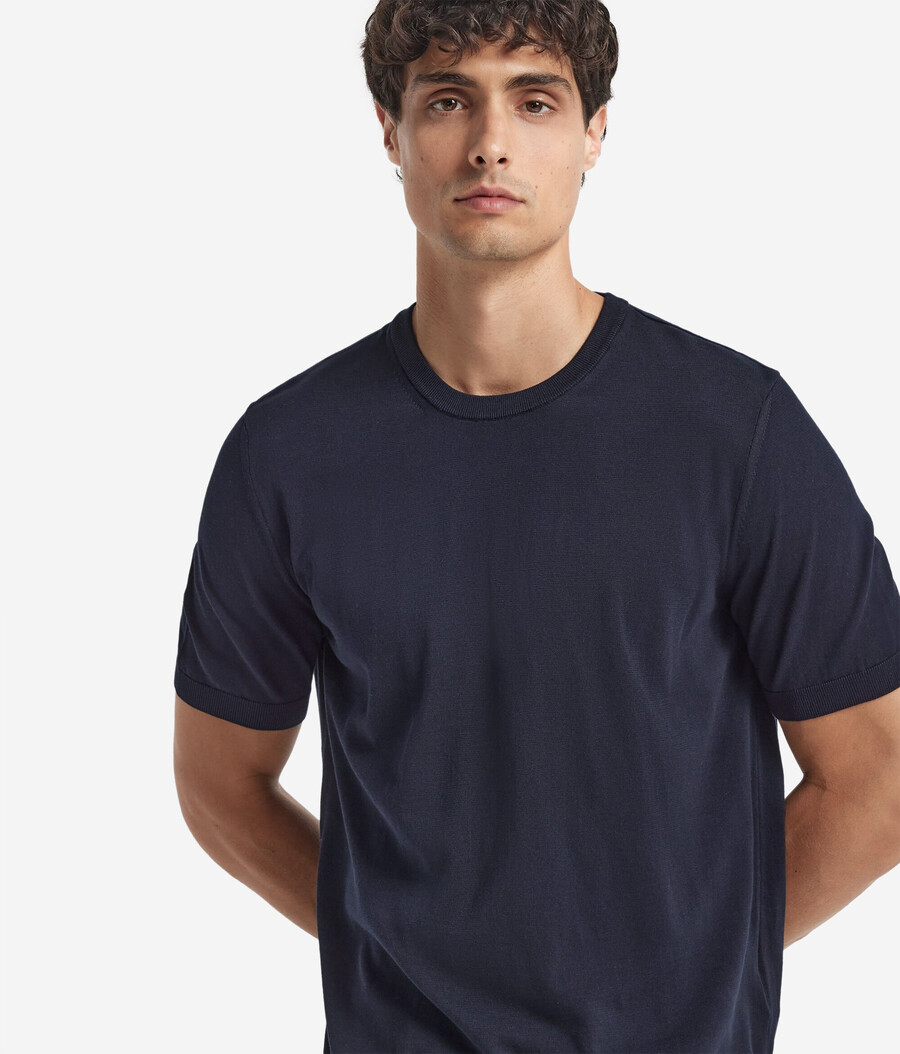 frisches baumwoll-t-shirt mit kurzen Ärmeln und rundhalsausschnitt