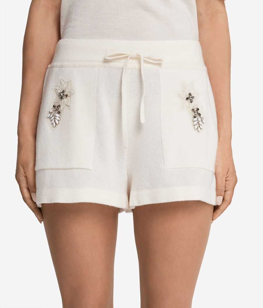 kaschmirshorts mit blumenstickerei