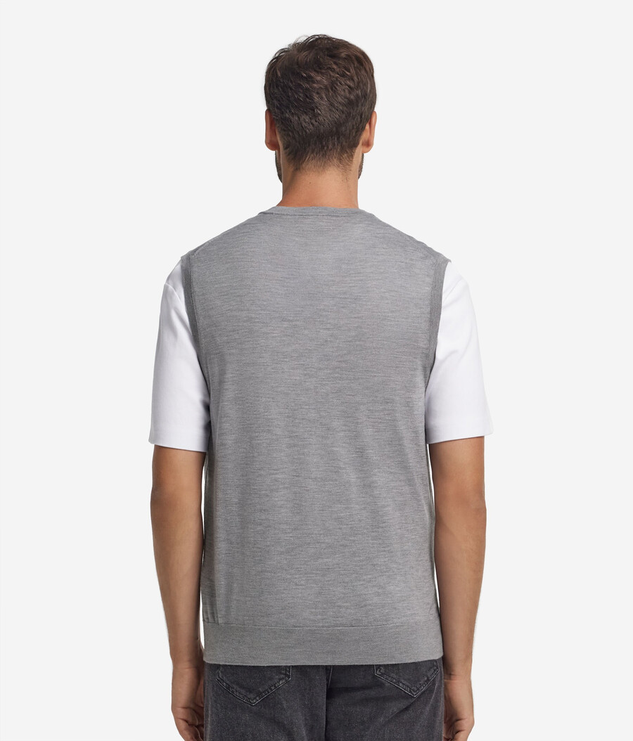 Ärmelloser pullover aus ultrafeinem kaschmir mit v-ausschnitt