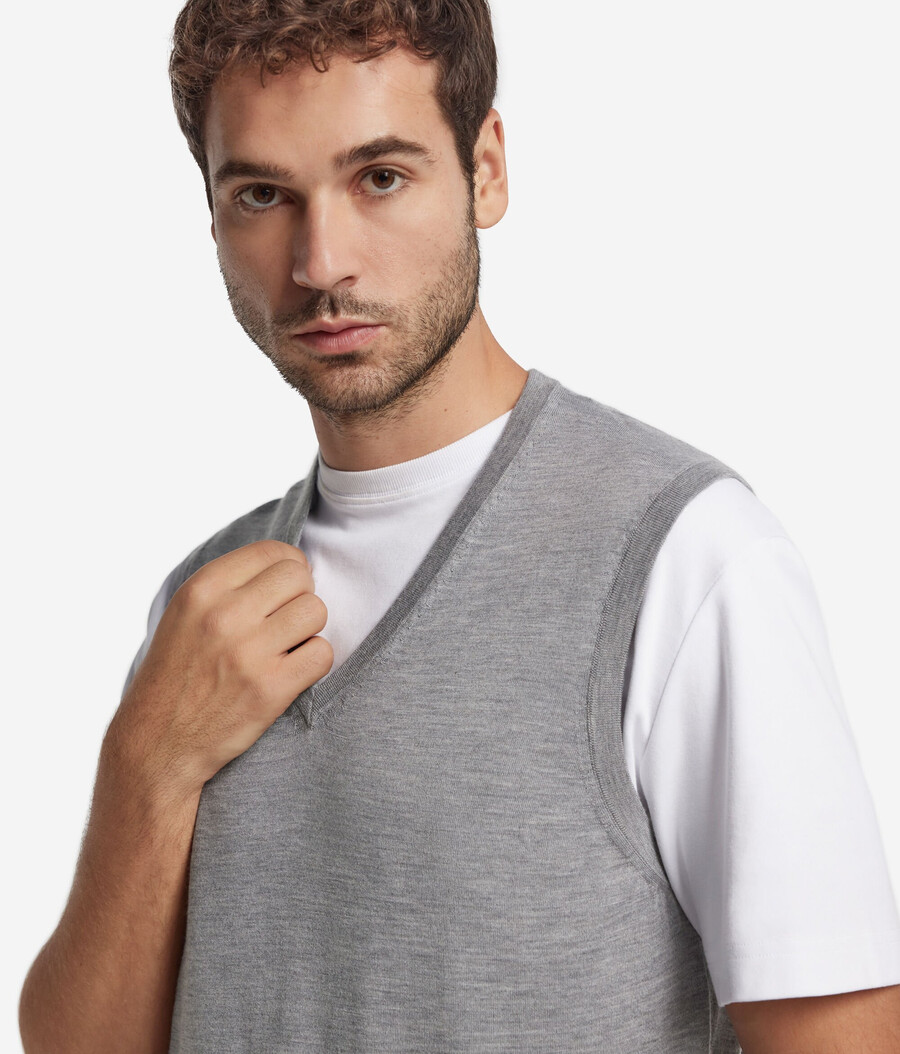 Ärmelloser pullover aus ultrafeinem kaschmir mit v-ausschnitt