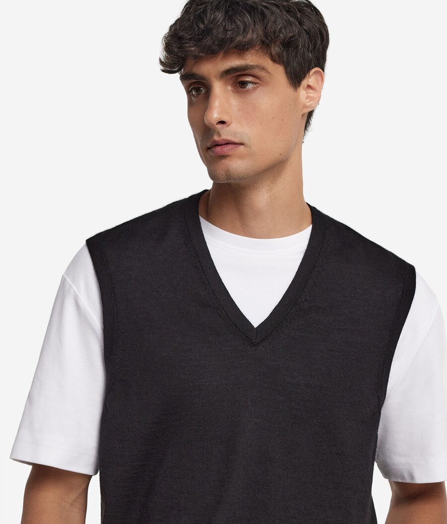 Ärmelloser pullover aus ultrafeinem kaschmir mit v-ausschnitt